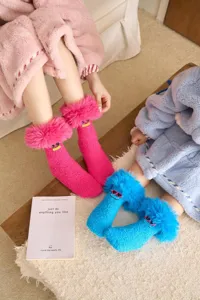 Vue detaillee de chaussettes douillettes duveteuses avec expression drole et tissu chaud.