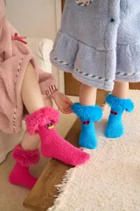 Chaussettes douillettes en polaire corail avec lunettes rigolotes et revers en fausse fourrure.