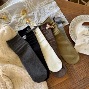 Calze da donna a coste con bordo arrotolato e fiocco carine per autunno e inverno.