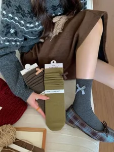 Comode calze a tubo medio in maglia per donna, con fiocchi graziosi e risvolti eleganti.