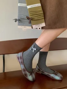 Dettaglio calzini al polpaccio con fiocco chic, stile a coste morbido, look autunnale.