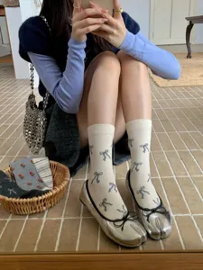 Detailansicht der Damen Vintage Wadenhöhe Schleife Split-Toe Socken für den Alltag.