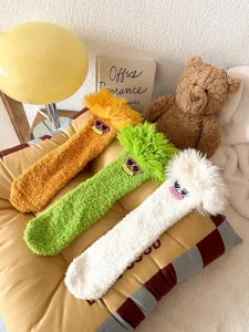 Chaussettes douillettes en polaire corail pelucheuse avec design drôle pour tous les jours.