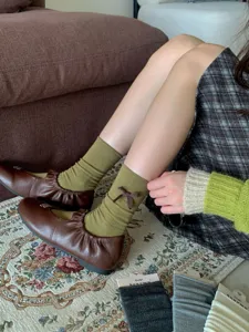 Calze a metà polito in maglia con fiocco e scarpe retrò per look JK alla moda.