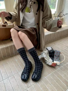 Vintage karierte Wadenlange Socken kombiniert mit stilvollen Tabi Schuhen für Damen im Frühling.