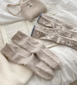 Gros plan détaillé de chaussettes pour femmes rétro à fleurs et tricot, design coréen.