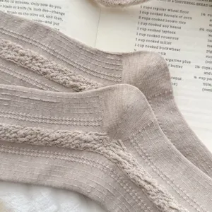 Chaussettes mi-mollet rétro kaki à torsades pour femmes en coton peigné confortable.