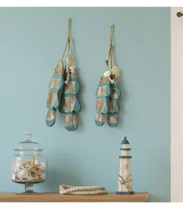 Decorazione murale con pesci in legno stile mediterraneo dettaglio, artigianato rustico.