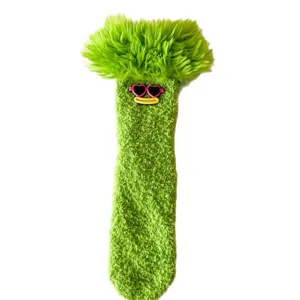 Chaussettes duveteuses vertes rigolotes avec cheveux pelucheux et lunettes de soleil.