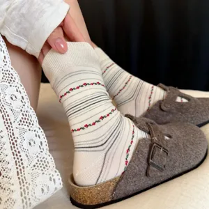 Vintage Blumen gestreifte Wadenstrümpfe für Damen, bequeme Retro Stapelsocken für den Alltag.