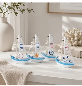 Detailansicht der maritimen Mini-Segelboot-Dekoration mit handgefertigten Ozean-Elementen.