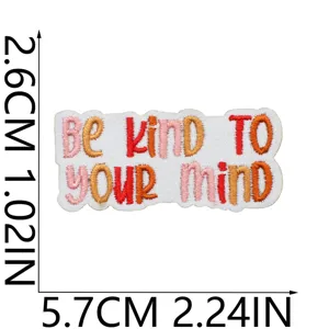 Badge brodé avec citation de motivation Be kind to your mind pour la décoration de vêtements.