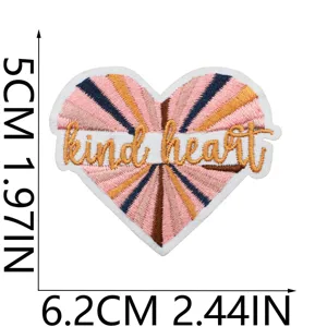 Écusson brodé cœur avec citation inspirante kind heart pour décoration de vêtements insigne