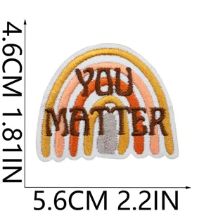 Détail de badge brodé arc-en-ciel You Matter, écusson inspirant coloré pour les vêtements.