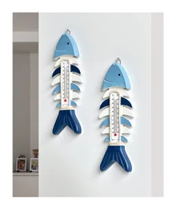 Decorazione murale con termometro a scheletro di pesce in legno blu e bianco stile mediterraneo.