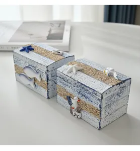 Gedetailleerd overzicht van houten opbergdoos in zeestijl met strandzand en schattige marine decor.