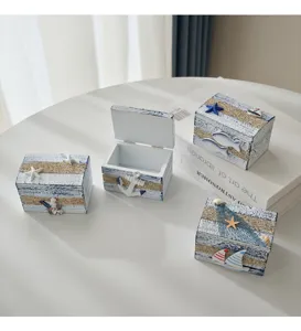 Set van houten opbergdozen in mediterrane stijl, decoratieve strandthema schatkist met nautische.