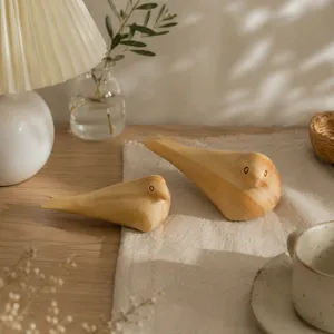 Set di statuette di uccelli in legno nordico, scultura artigianale per la casa.