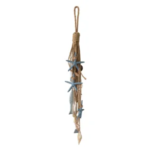 Suspension murale maritime en corde de chanvre avec de jolies étoiles de mer et coquillages.