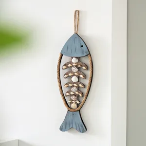 Mediterrane houten vis wanddecoratie in maritieme stijl met echte schelpen en touw.