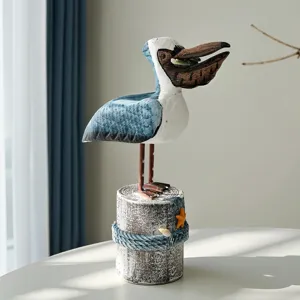 Figurilla de pelícano de madera estilo mediterráneo sobre base de tocón para decoración