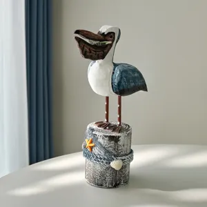 Figura de pelícano de madera de estilo mediterráneo en base de tocón, decoración.