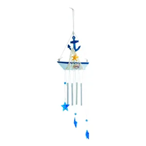 Campaniento de viento estilo mediterraneo con barquito estrellas y conchas para balcón.