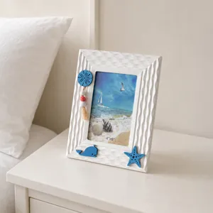 Marco de fotos de madera blanca estilo mediterraneo con decoraciones marinas para el hogar.