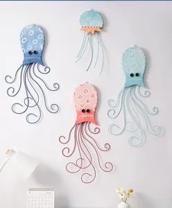 Mediterrane wanddecoratie van ijzer met octopus en kwallen voor de kinderkamerontwerp.