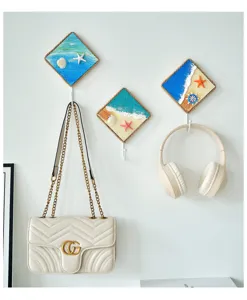 Ganchos de pared de diamante estilo mediterráneo con pintura de playa para decoración.