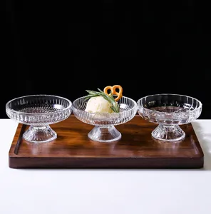 Coupe à glace en verre transparent avec pied, élégant bol à dessert côtelé pour réception.