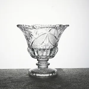 Vue détaillée de la coupe à glace en verre transparent avec motif vintage et pied élégant.