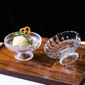 Gros plan détaillé d'un bol à dessert en verre transparent avec des rayures et pied.
