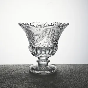 Gros plan détaillé de la coupe à dessert en verre transparent avec motif gaufré classique.