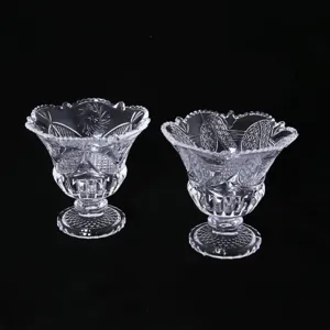 Vue détaillée de coupes à dessert en verre transparent avec motifs en relief et pied élégant.