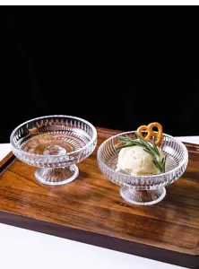 Bol à dessert en verre transparent sur pied, design élégant à nervures verticales.