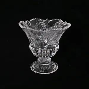 Coupe à glace transparente sur pied en verre avec motif en relief classique pour dessert.