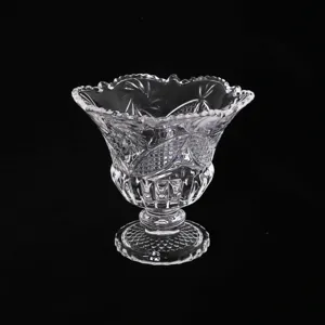 Vue détaillée de la coupe à dessert en verre cristal transparent avec motifs en relief.