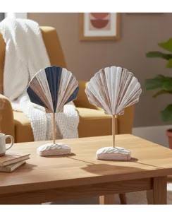 Decorazione di conchiglia in legno artigianale con supporto per arredamento marino.