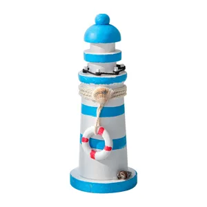 Faro decorativo in legno in stile mediterraneo blu e bianco, ornamento nautico da tavolo e supporto foto.