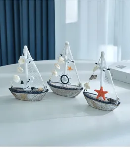 Set di tre modelli di barche a vela in legno miniature per decorazione scrivania casa.