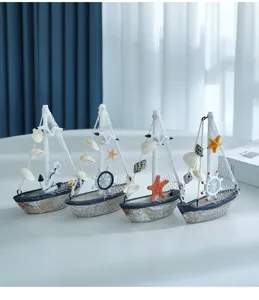 Vista dettagliata di barche a vela in legno in miniatura con decorazioni nautiche.