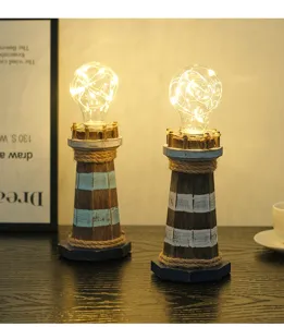 Gedetailleerd overzicht van houten vuurtoren tafellamp in mediterrane stijl, vintage decor.