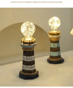 Houten vuurtoren kandelaar in mediterrane stijl, vintage bureaudecoratie met warm licht.