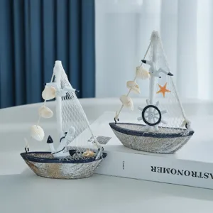 Barca a vela in legno in miniatura stile mediterraneo con conchiglie e ancora per decoro.