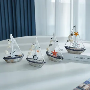 Set di mini modelli di barche a vela in legno mediterranee, decorazione tavola.