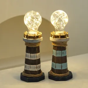 Mediterrane houten vuurtoren tafellamp met een mooie verlichte bol en rustiek design.
