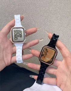 Hars horlogeband voor Apple Watch, stijlvolle vervangende band in zwart en witte kleur.