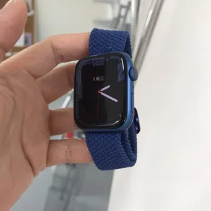 Detaillierte Nahaufnahme des blauen geflochtenen Solo Loop Armbands mit elastischer Struktur.