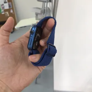 Verstellbares geflochtenes Uhrenarmband Detailansicht mit elastischem Textil und Metallschnalle.